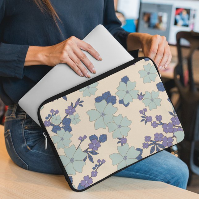 Capa Para Notebook Flores Azuis, Flores Roxas, Padrão Floral (Criador carregado)
