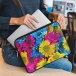 Capa Para Notebook Flores Coloridas, Visitas - Cor-de-rosa amarelo az<br><div class="desc">Foto elegante,  na moda e sofisticada de flores margaridas azuis,  amarelas e cor-de-rosa. Presente moderno e moderno,  perfeito para o amante floral de design na sua vida.</div>