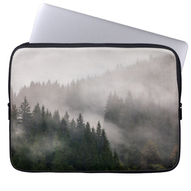 Capa Para Notebook Floresta enevoada nas montanhas (Frente)