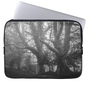 Capa Para Notebook Floresta Negra e Fotografia Branca