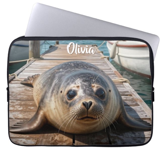 Capa Para Notebook Foca Fofa Deitada no Pier do Porto da Barco (Frente)