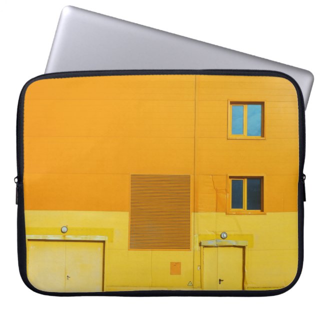 CAPA PARA NOTEBOOK FOTO DA PAREDE AMARELA E BRANCA PINTADA (Frente)