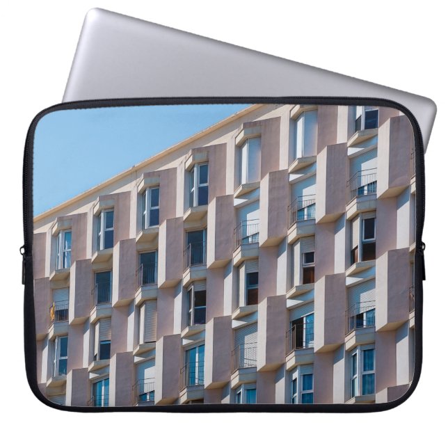 CAPA PARA NOTEBOOK FOTO DE BAIXO ÂNGULO DA CONSTRUÇÃO DE CONCRETOS DE (Frente)
