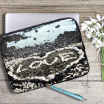 Capa Para Notebook Foto do coração de areia preta do Havaí e amor aos<br><div class="desc">Relaxe e desfrute da beleza desta princesa praia de areia negra em Big Island sempre que você usa essa bolsa de laptop neoprena imaginando um coração de "amor" descoberto na costa havaiana. Tenho sorte de ter visto este coração feito de rochas de coral, enquanto caminhava nesta praia no final da...</div>