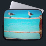 Capa Para Notebook Foto do oceano de turquesa de aves de praia de gai<br><div class="desc">Há boas vibrações por toda a parte sempre que usamos esta fotografia brincalhona, bolsa de laptop neoprena de gaivotas brancas e cinzas felizes relaxando numa cerca de corda contra o oceano de turquesa. Esta bolsa de laptop tem três tamanhos: 15", 13" e 10". Faz um presente de excelente para alguém...</div>