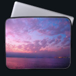 Capa Para Notebook Foto do pôr do sol azul roxo simples, ousada moder<br><div class="desc">Inspire-se sempre que você usa sua bolsa de laptop neoprene com esta linda foto de um pôr do sol roxo, rosa e azul suavemente aceso sobre o Oceano Pacífico. Esta bolsa de laptop tem três tamanhos: 15", 13" e 10". Faz um presente de excelente para alguém especial! Você pode personalizar...</div>