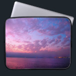 Capa Para Notebook Foto do pôr do sol azul roxo simples, ousada moder<br><div class="desc">Inspire-se sempre que você usa sua bolsa de laptop neoprene com esta linda foto de um pôr do sol roxo, rosa e azul suavemente aceso sobre o Oceano Pacífico. Esta bolsa de laptop tem três tamanhos: 15", 13" e 10". Faz um presente de excelente para alguém especial! Você pode personalizar...</div>