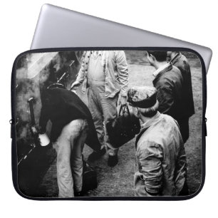CAPA PARA NOTEBOOK FOTO EM ESCALA GRAYSCALE DE HOMENS EM PÉ AO LADO