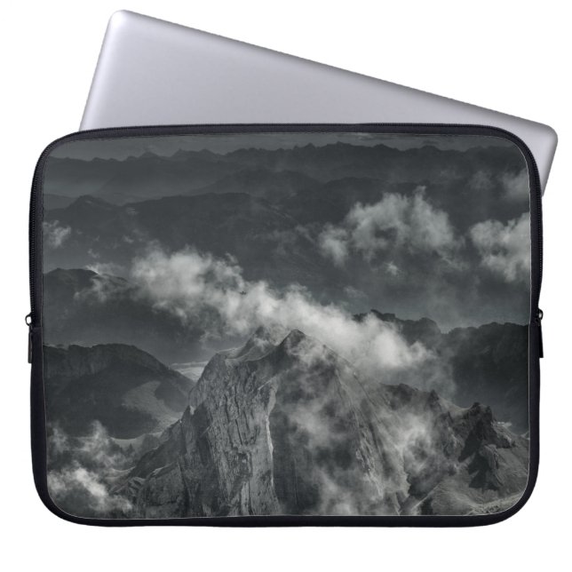 CAPA PARA NOTEBOOK FOTO EM GRAYSCALE DO INTERVALO DE MONTANHA (Frente)