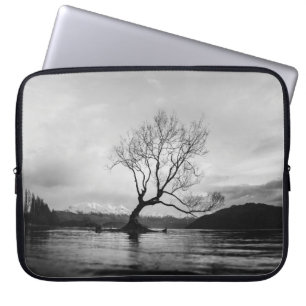CAPA PARA NOTEBOOK FOTO GRAYSCALE DA ÁRVORE BARATA NO CORPO CALMO DE