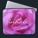 Capa Para Notebook Foto Inhalada por Rosa rosa quente, citação simple<br><div class="desc">Uma foto de perto de uma rosa roxa-rosa-púrpura vibrante faz você querer "parar e cheirar as flores". Relaxe e inale a beleza desta fotografia sempre que você usa esta impressionante bolsa de laptop neoprena fotográfica. Esta bolsa de laptop tem três tamanhos: 15", 13" e 10". Faz um presente de excelente...</div>