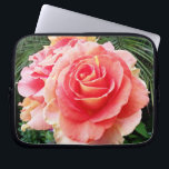 Capa Para Notebook Foto moderna em negrito de rosa rosa-claro<br><div class="desc">Uma foto aproximada de uma rosa rosa ligeiramente iluminada contra a folhagem verde-escura faz você querer "parar e cheirar as flores". Relaxe e inale a beleza desta fotografia sempre que você usa esta impressionante bolsa de laptop neoprena fotográfica. Esta bolsa de laptop tem três tamanhos: 15", 13" e 10". Muito...</div>