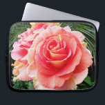 Capa Para Notebook Foto moderna em negrito de rosa rosa-claro<br><div class="desc">Uma foto aproximada de uma rosa rosa ligeiramente iluminada contra a folhagem verde-escura faz você querer "parar e cheirar as flores". Relaxe e inale a beleza desta fotografia sempre que você usa esta impressionante bolsa de laptop neoprena fotográfica. Esta bolsa de laptop tem três tamanhos: 15", 13" e 10". Muito...</div>