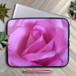 Capa Para Notebook Foto rosa-quente de rosa, simples chic ousado mode<br><div class="desc">Uma foto de perto de uma rosa roxa-rosa-púrpura vibrante faz você querer "parar e cheirar as flores". Relaxe e inale a beleza desta fotografia sempre que você usa esta impressionante bolsa de laptop neoprena fotográfica. Esta bolsa de laptop tem três tamanhos: 15", 13" e 10". Faz um presente de excelente...</div>