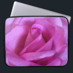 Capa Para Notebook Foto rosa-quente de rosa, simples chic ousado mode<br><div class="desc">Uma foto de perto de uma rosa roxa-rosa-púrpura vibrante faz você querer "parar e cheirar as flores". Relaxe e inale a beleza desta fotografia sempre que você usa esta impressionante bolsa de laptop neoprena fotográfica. Esta bolsa de laptop tem três tamanhos: 15", 13" e 10". Faz um presente de excelente...</div>