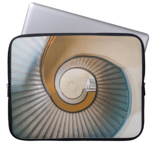 Capa Para Notebook Fotografia de baixo ângulo da escada espiral