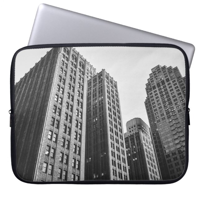 CAPA PARA NOTEBOOK FOTOGRAFIA DE GRAYSCALE BAIXA DO EDIFÍCIO DE ALTO  (Frente)