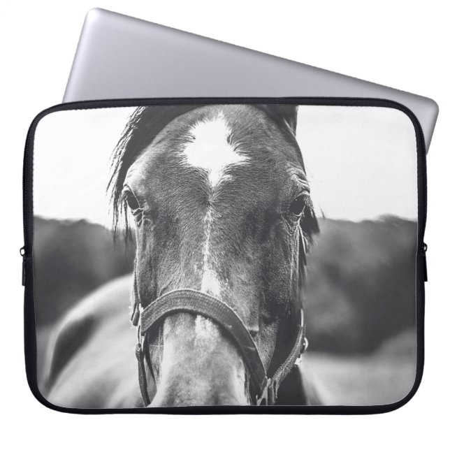 CAPA PARA NOTEBOOK FOTOGRAFIA GRAYSCALE DE CAVALO (Frente)