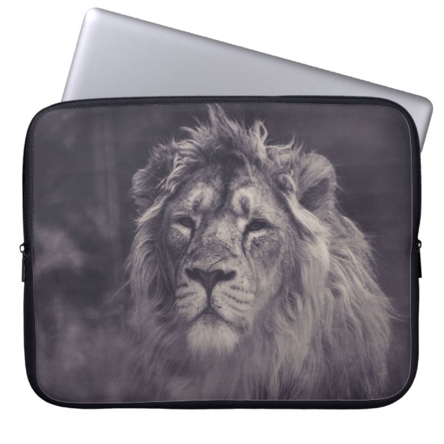CAPA PARA NOTEBOOK FOTOGRAFIA GRAYSCALE DE LÍON (Frente)