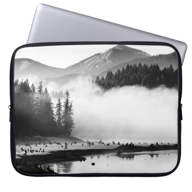 CAPA PARA NOTEBOOK FOTOGRAFIA GRAYSCALE DO LAGO PERTO DAS PINAS (Frente)