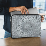Capa Para Notebook Fractal espiral de Cinzas de luz monocromática abs<br><div class="desc">Esta bolsa de laptop monocromática apresenta um desenho fractal espiral abstrato em cinzas de luz e preto.</div>