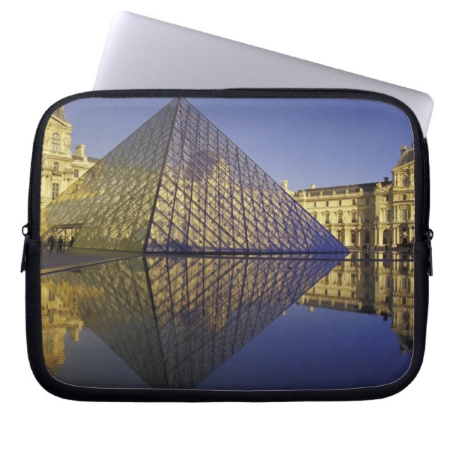 Capa Para Notebook FRANÇA, Paris Reflexão, Pirâmide. O Louvre (Frente)