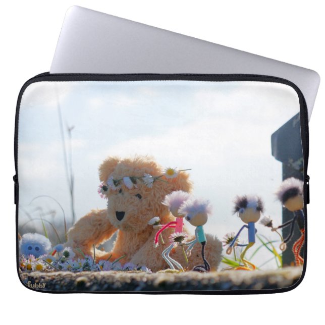 Capa Para Notebook Fubby's die madeliefjes naar een Beer brengen. (Frente)