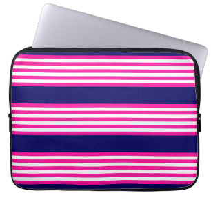 Capa Para Notebook Fuchsia e padrão de cinco faixas brancas com azul