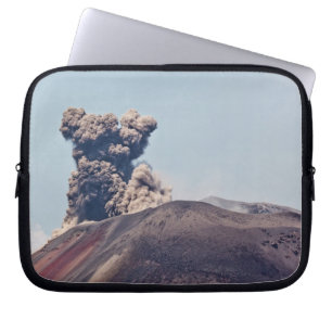 Capa Para Notebook Fumaça escapando do vulcão ativo Anak Krakatau