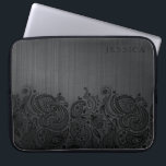 Capa Para Notebook Fundo Metálico Preto e renda do Paisley Preto<br><div class="desc">Impressão de alumínio escovado preto e local preto de paisley preto. Monograma personalizado e opcional.</div>