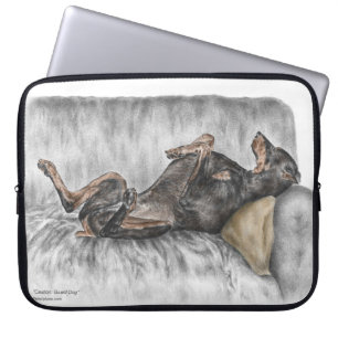 Capa Para Notebook Funny Doberman em Sofa