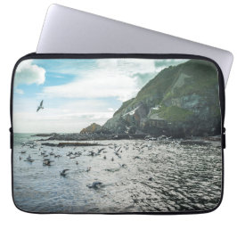 Capa Para Notebook Gaivotas voando sobre a baía