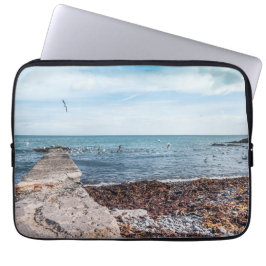 Capa Para Notebook Gaivotas voando sobre a baía
