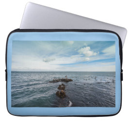 Capa Para Notebook Gaivotas voando sobre as rochas