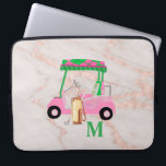 Capa Para Notebook Gal de Golf Chic, Marble Dourada rosa<br><div class="desc">Um charmoso carrinho de golfe — rosa e verde — feito com gosto — pronto para correr — nesta bolsa de laptop chique. — Este é um presente de excelente para todos os amantes de golfe — divertido / atraente / único. Personalize-o com as suas iniciais/monograma. Se tiver alguma pergunta...</div>