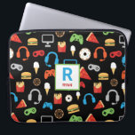 Capa Para Notebook Gamer Monogrammed do teste padrão do partido do<br><div class="desc">Caixa Monogrammed do laptop do Gamer do teste padrão do partido do jogo de vídeo dos miúdos. Personalize com nome e inicial. Um teste padrão dos fones de ouvido,  dos controladores do jogo de vídeo,  do sorvete,  das rosquinhas,  da pizza,  das batatas fritas e dos hamburgueres. www.SamAnnDesigns.com</div>