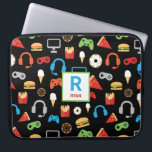 Capa Para Notebook Gamer Monogrammed do teste padrão do partido do<br><div class="desc">Caixa Monogrammed do laptop do Gamer do teste padrão do partido do jogo de vídeo dos miúdos. Personalize com nome e inicial. Um teste padrão dos fones de ouvido,  dos controladores do jogo de vídeo,  do sorvete,  das rosquinhas,  da pizza,  das batatas fritas e dos hamburgueres. www.SamAnnDesigns.com</div>