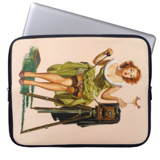Capa Para Notebook Garota pinup com câmera antiga