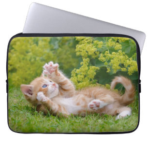 Capa Para Notebook Gatinho engraçado bonito brincando num jardim flor
