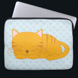 Capa Para Notebook Gato de gato malhado alaranjado do sono<br><div class="desc">As características de design adoráveis uma ilustração doce de um gatinho alaranjado do gato malhado que toma uma sesta em uns corações bonitos e em uns impressões cor-de-rosa ou azuis da pata modelam o fundo.</div>