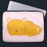 Capa Para Notebook Gato De Laranja Dormindo<br><div class="desc">O adorável design apresenta uma doce ilustração de um gatinho de mesa laranja tirando uma soneca em um corações rosa ou azul giro e um padrão de pata.</div>