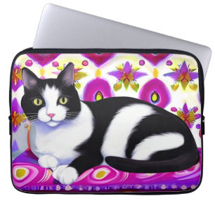 Capa Para Notebook Gato de Tuxedo preto e branco em uma almofada
