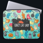 Capa Para Notebook Gato Louco, Senhora, Bonita e Playful, Padrão de G<br><div class="desc">Uma bolsa de laptop com um adorável padrão repetitivo. Um monte de gatinhos frisky. Rolando,  tropeçando e esticando. A cor de fundo é um verde gradiente. O texto em camadas sobre o topo diz "Senhora de Gato Louca" com um tabuleiro cor de laranja giro deitado sobre o texto.</div>