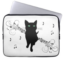 Gato Preto Rodeado por Notas Musicais Sussurrantes