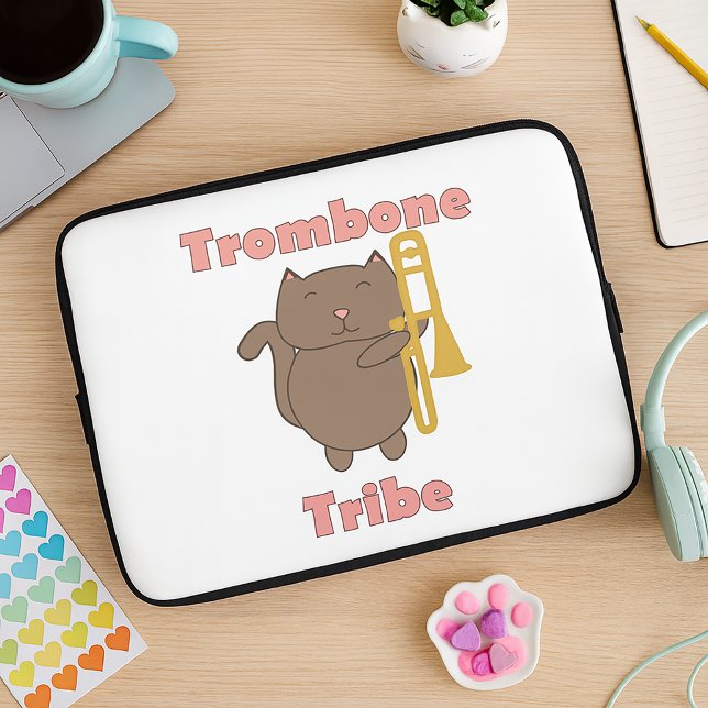 Capa Para Notebook Gato Trombone Fofo “Trombone Tribe” Banda Marcial  (A laptop sleeve with a cat holding a trombone and the words trombone tribe in pink letters.)