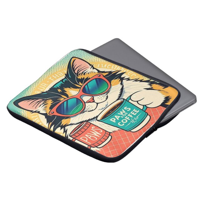 Capa Para Notebook Gato vestindo óculos de sol enormes, segurando caf (Frente Topo)