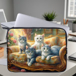 Capa Para Notebook Gatos no sofá - cena fofa no visual da safra<br><div class="desc">Esta bolsa de laptop apresenta 4 felinos fazeres confortáveis no sofá da sala - uma cena fofa em um olhar antigo. bolsa de laptop bonito e personalizável para adolescentes,  também bela ideia de presente para todos os amantes de gatos!</div>