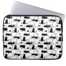 Gatos Pretos Sentados no Padrão de Laptop