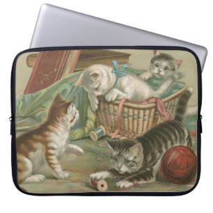 Capa Para Notebook Gatos Vitorianos Antigos Brincando na Cesta de Cos