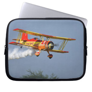 Capa Para Notebook Gene Soucy realizando acrobacias em Grumman